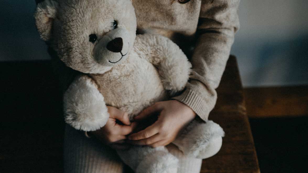 Le contó a sus compañeros que abusaba de su hijastra y lo denunciaron