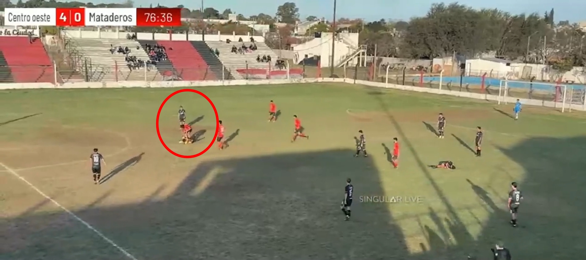 Brutal agresión: un jugador golpeó a un árbitro y lo dejó inconsciente