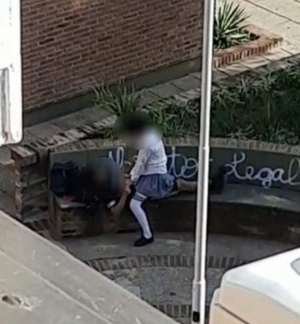Capital: Escracharon a dos jóvenes teniendo sexo en plena calle
