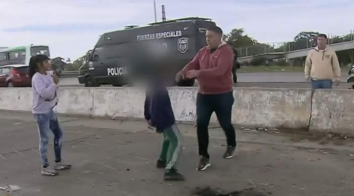 En un corte de ruta un nene intentó atacar a un policía con un cuchillo