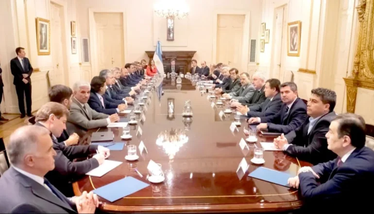 Milei convoca a los gobernadores para este viernes y restituirá Ganancias
