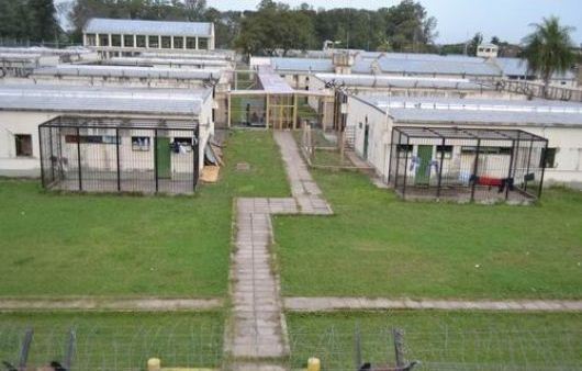 Penitenciario fue detenido por vecinos tras robarle el celular a una nena