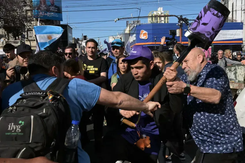 Hay dos detenidos por la agresión a Milei en Lomas de Zamora