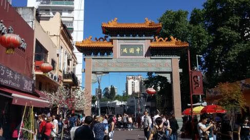 Atacaron a una pareja china y desconfían de una mafia