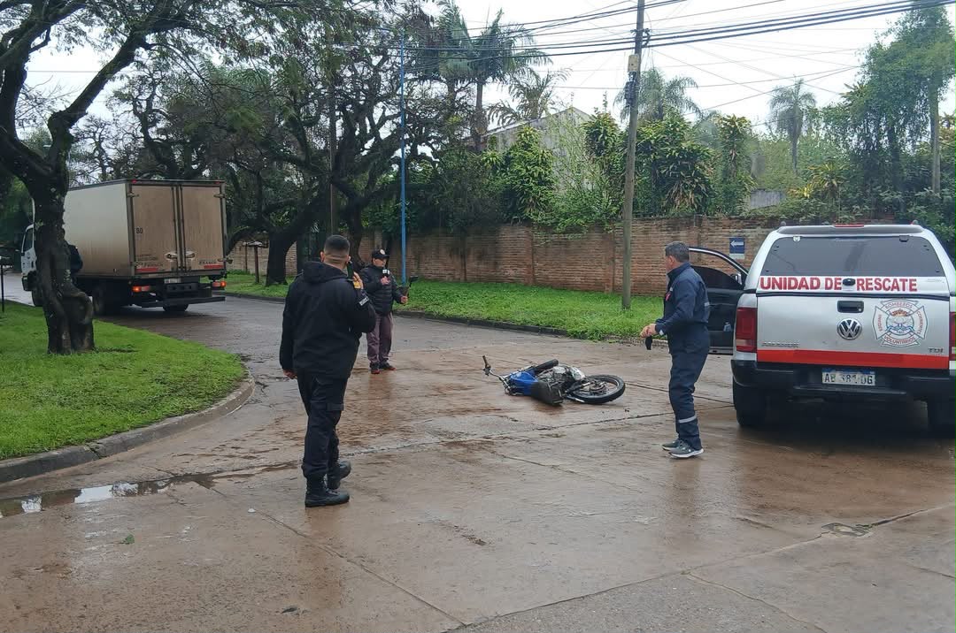 Motociclista hospitalizado tras un fuerte choque con un camión