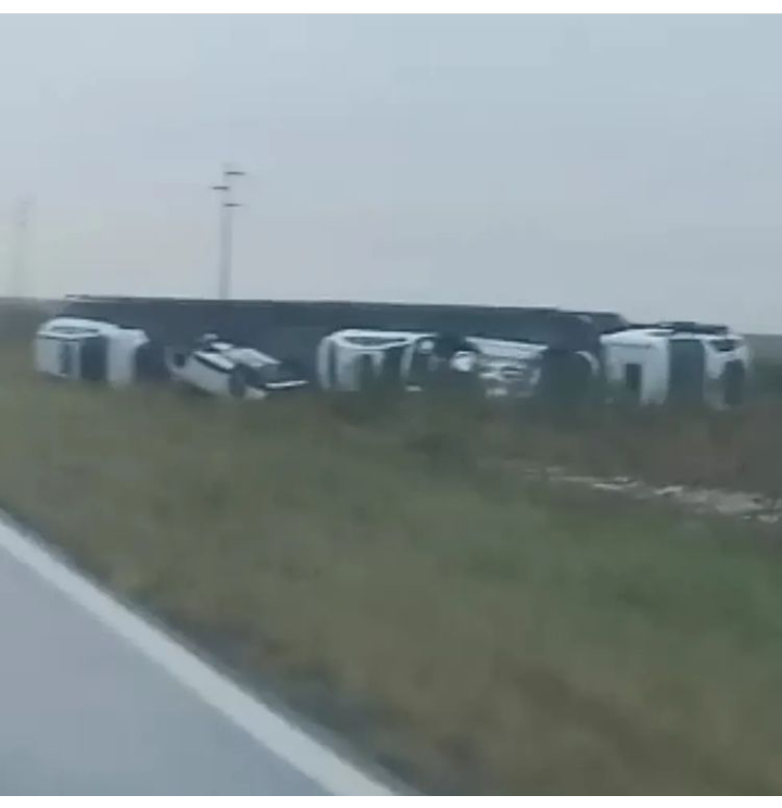 Mercedes: camión despistó y volcó