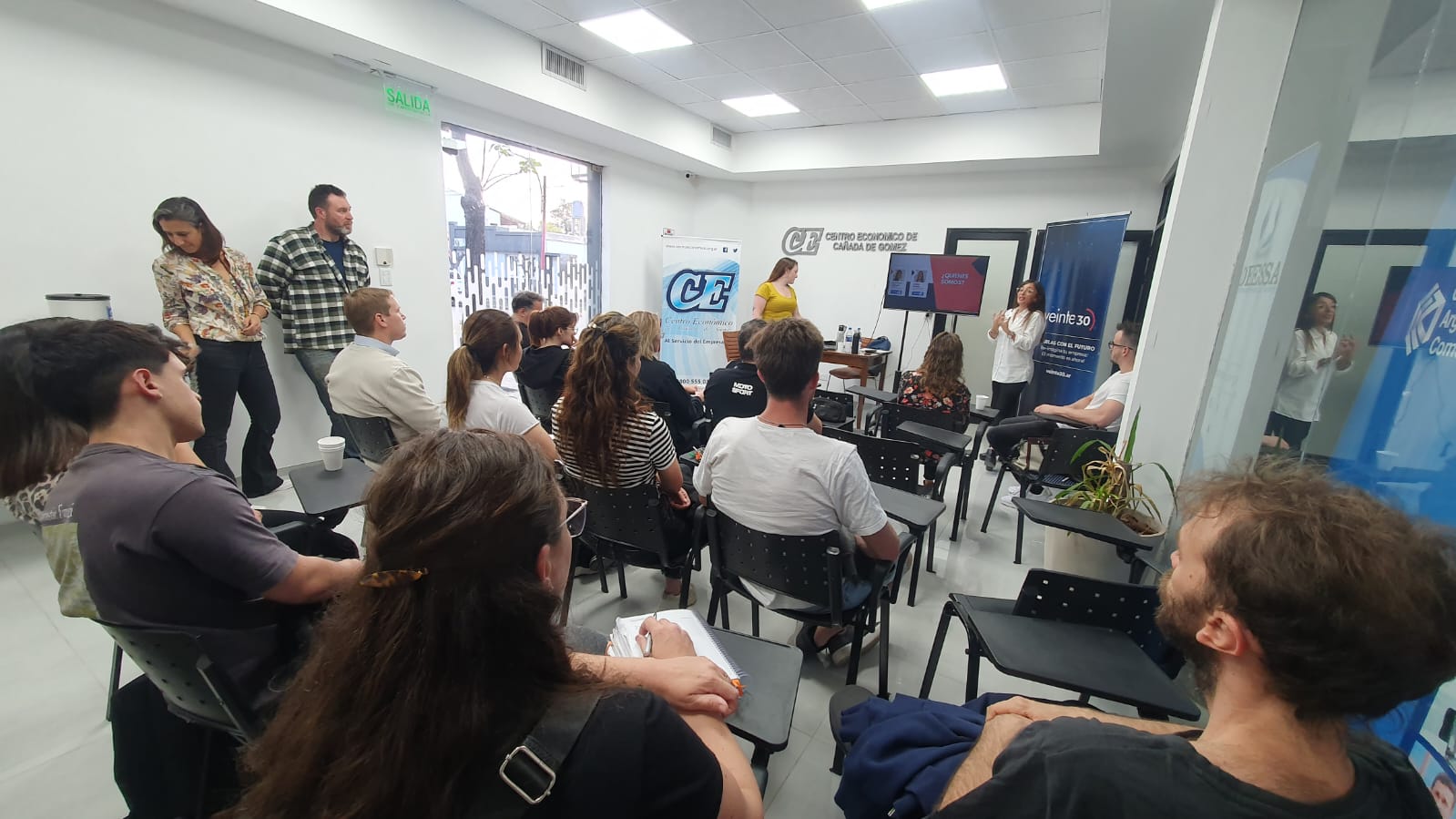 Charla sobre Finanzas y Emprendimiento para Jóvenes en Esquina
