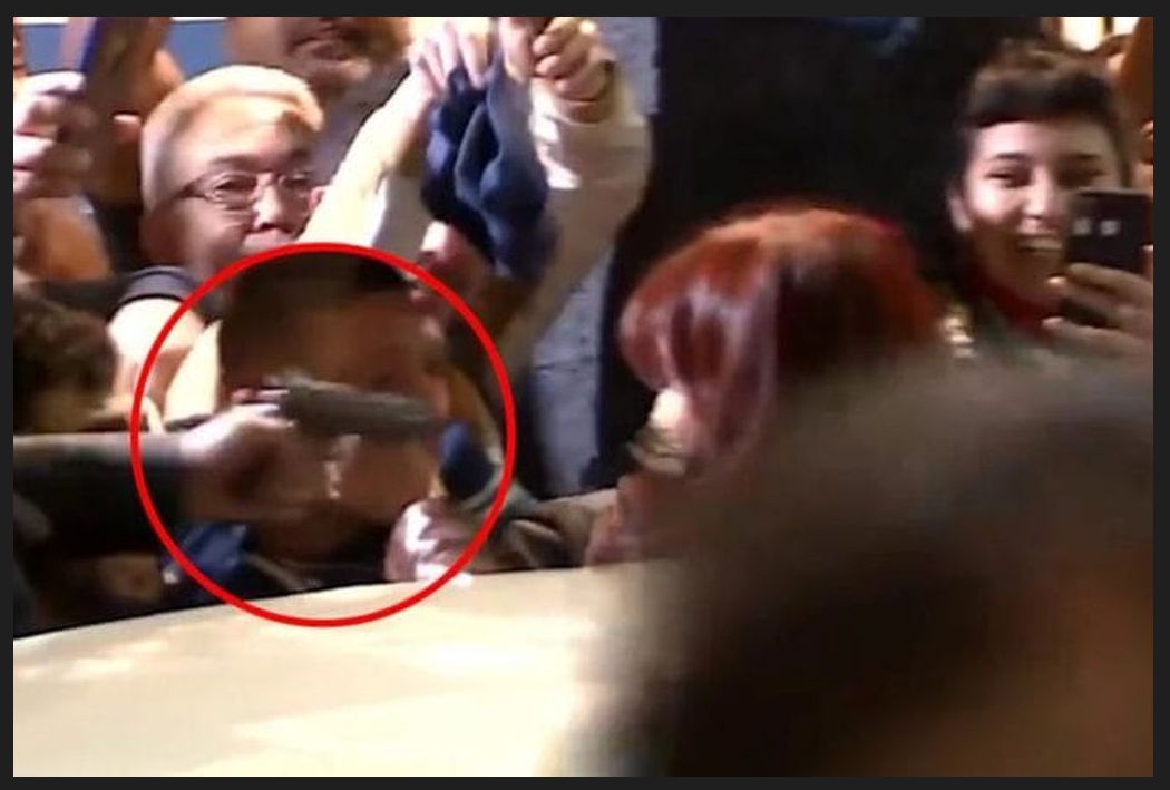 Video: el momento en el que un hombre disparó frente a Cristina Kirchner