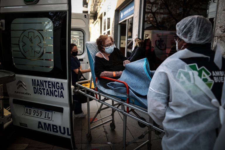¿Por qué hay muertos por COVID-19 que ya estaban vacunados con dos dosis?