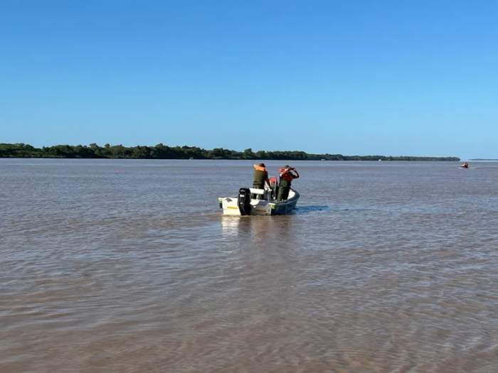 Estaba pescando, se metió a desenredar la línea y se ahogó