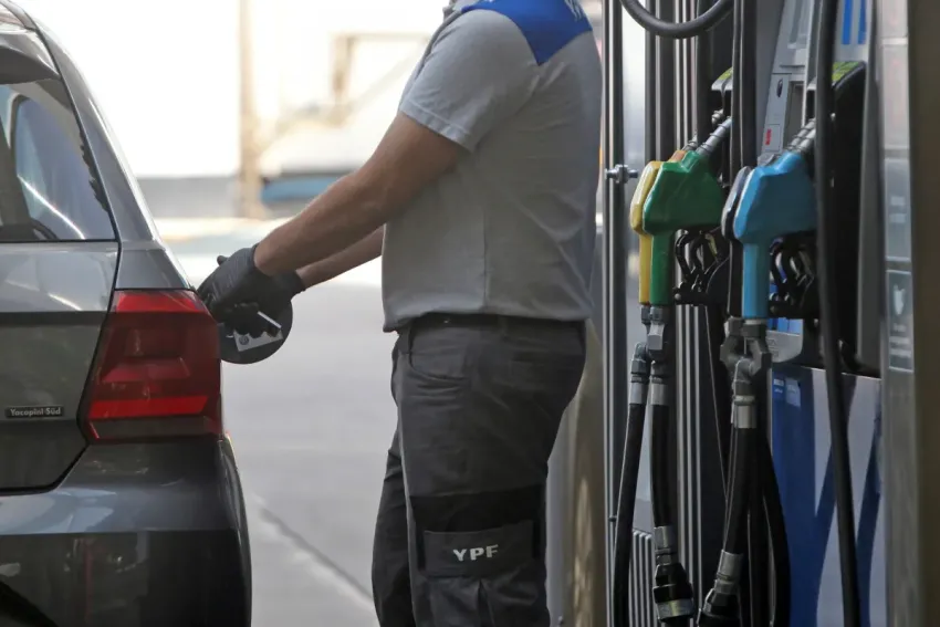 YPF aumentó levemente el precio de los combustibles