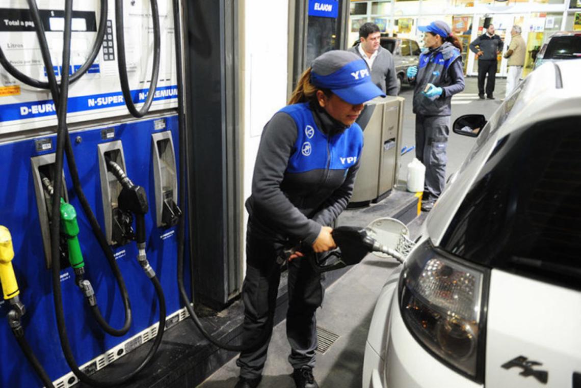 Anuncian que YPF mantendrá precios de las naftas por tres meses