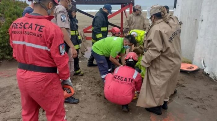 Festejaba su aniversario y se le clavó una sombrilla en la pierna