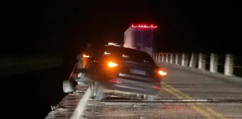 Corrientes: pescaban sobre un puente y fueron atropellados por un auto