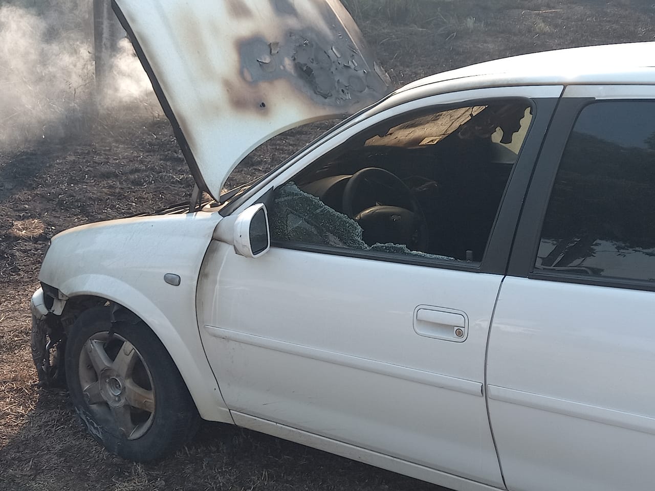 Corrientes: así consumió el fuego a varios vehículos estacionados