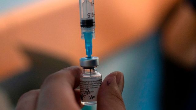 Covid: Aplicarán tercera dosis a personal de salud y mayores de 70