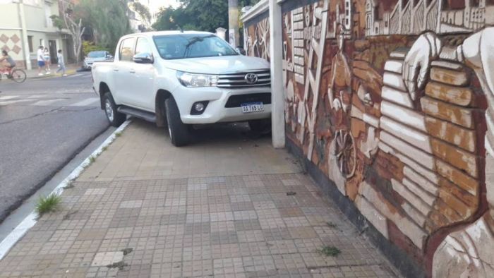 Corrientes: Una camioneta terminó incrustada en la pared del Hogar de Ancianos