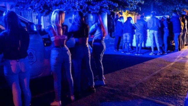 Vecina denunció tremenda fiesta frente a su casa en plena pandemia