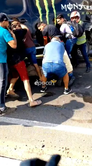 Impresionante rescate de uno de los heridos en el puente