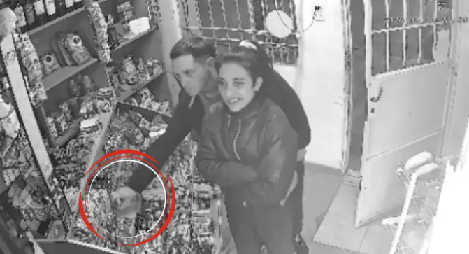 Filmaron a una pareja robando chocolates en un kiosco de Corrientes