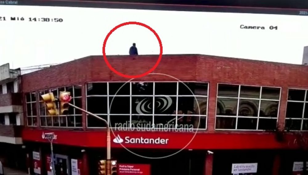 Corrientes: Captaron a un hombre en el techo de un banco y se dio a la fuga