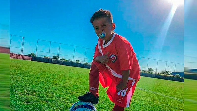 El niño de 6 años que se hizo viral por jugar al fútbol con chupete