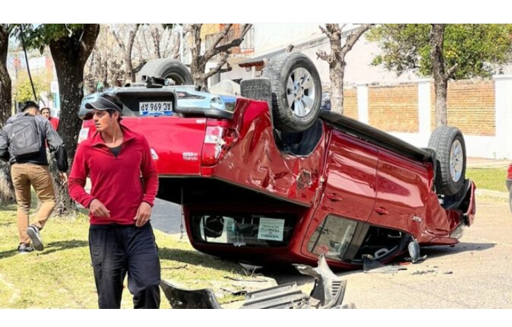 Esquina: volcó una camioneta tras un choque