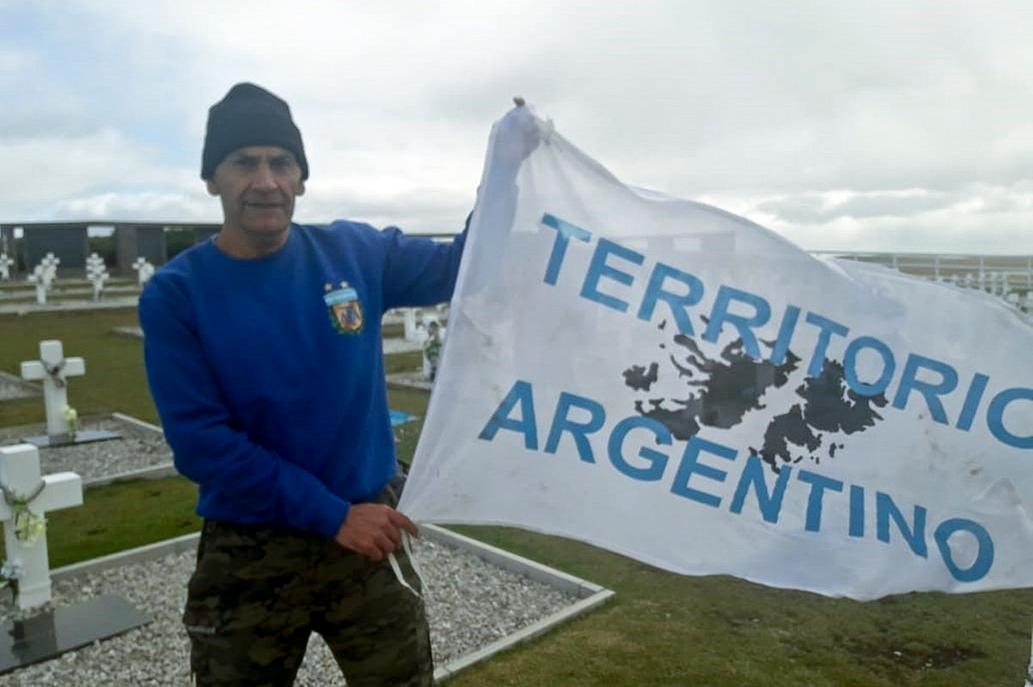 Un veterano de Malvinas y exfutbolista quedó detenido en las islas por una bandera argentina e insultos