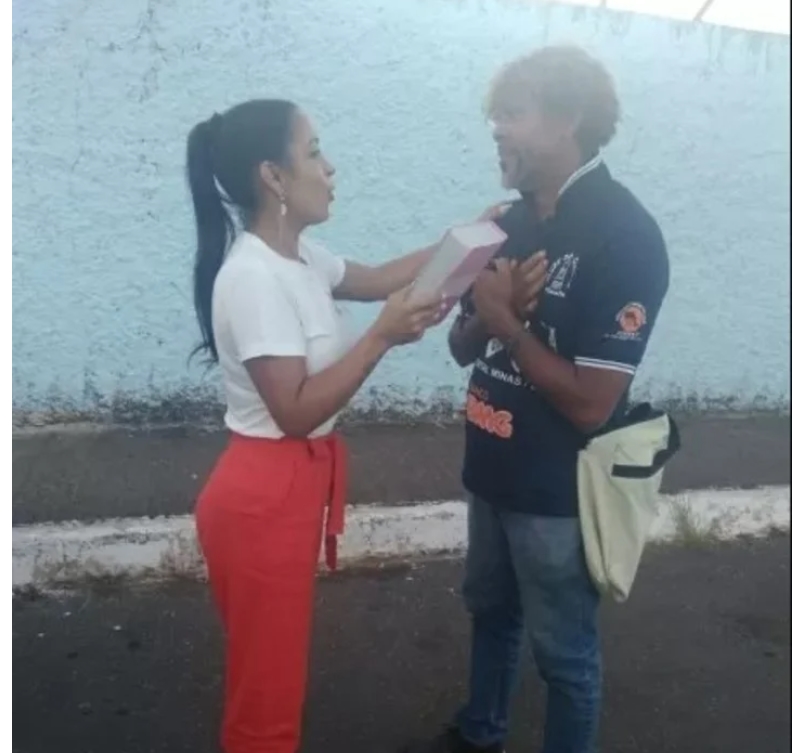 Video: salió a ayudar a un vagabundo y el esposo los encontró teniendo sexo