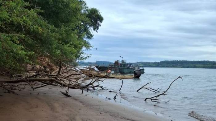 Familia intentó cruzar a Paraguay en canoa pero la embarcación se hundió