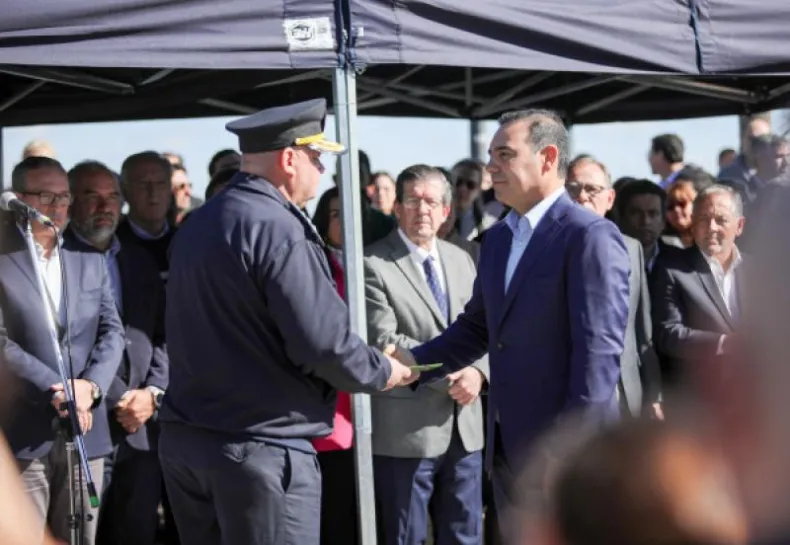 Valdés entregó móviles y pidió una Policía más cercana a la gente