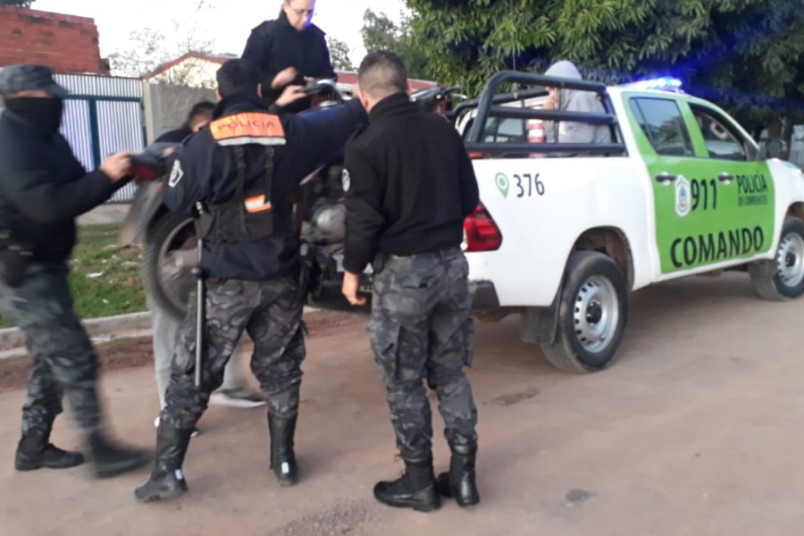 Corrientes: No tenía los papeles de la moto y se agarró a trompadas con policías