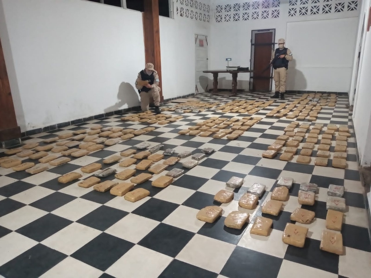 Prefectura incautó más de 200 kilos de marihuana en Itatí:  hay dos detenidos