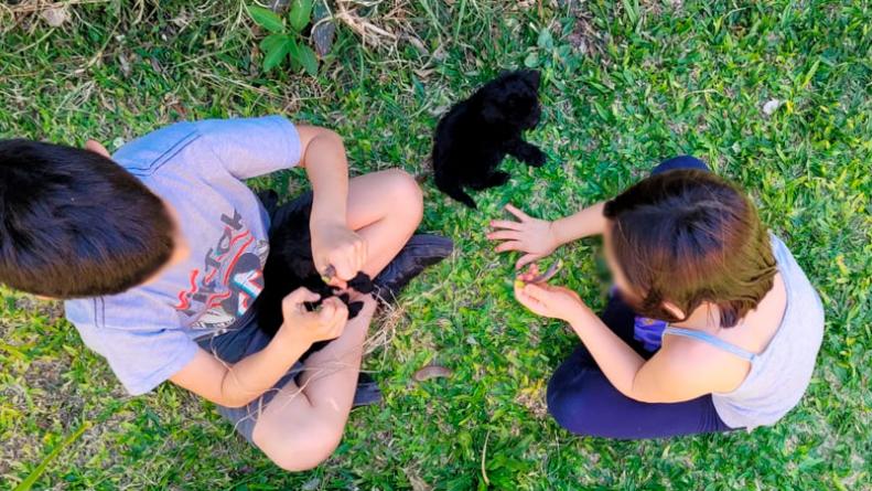 Córdoba: perdió a su mamá y la familia de su amigo del colegio le dio un hogar