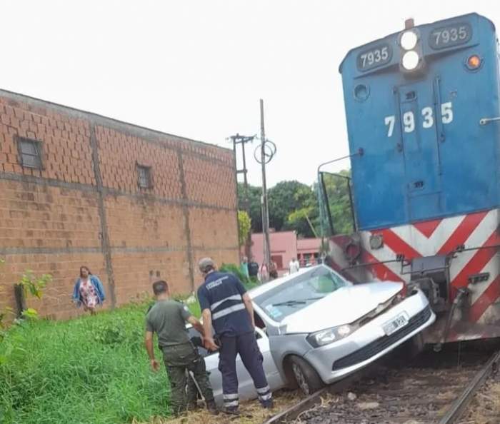 Un tren de carga chocó contra un automóvil en Santo Tomé