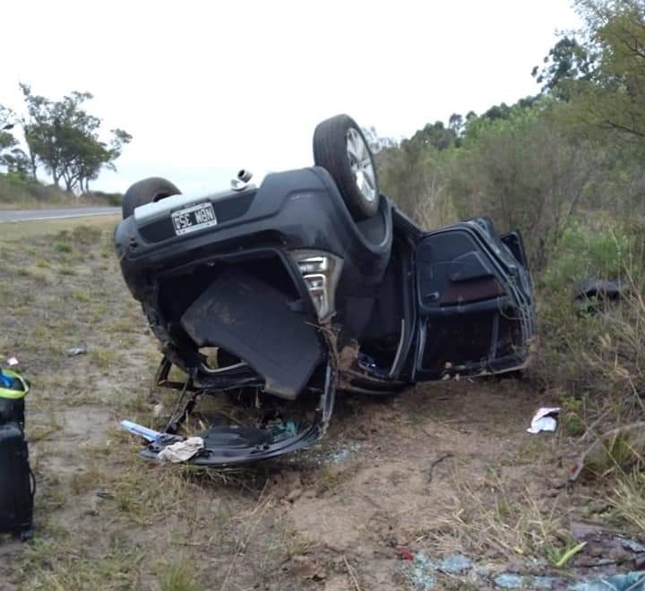 Vehículo con tres ocupantes, despistó y volcó en Ruta 119
