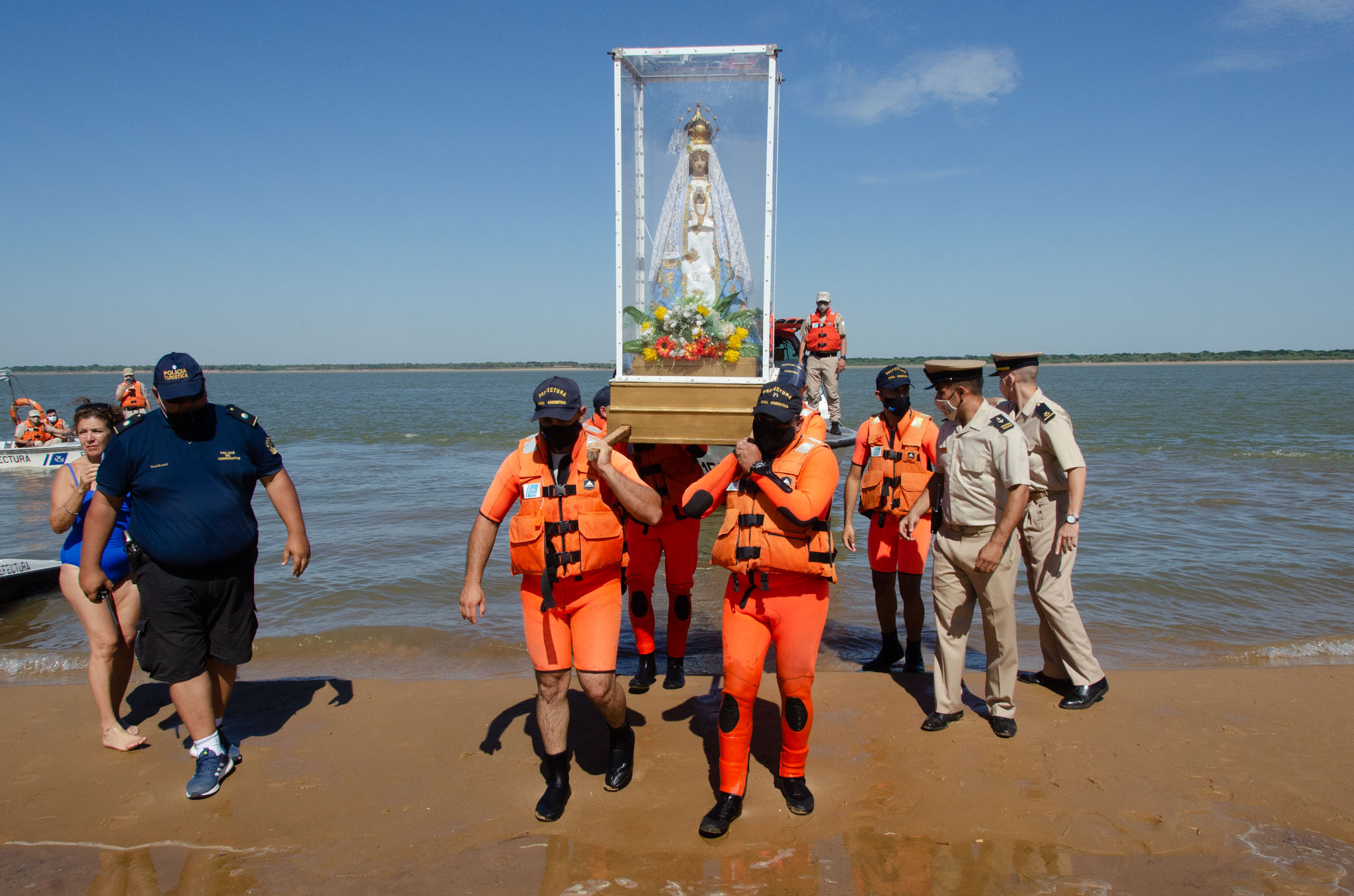 Emocionante desembarco de la Virgen de Itatí en la playa de Corrientes