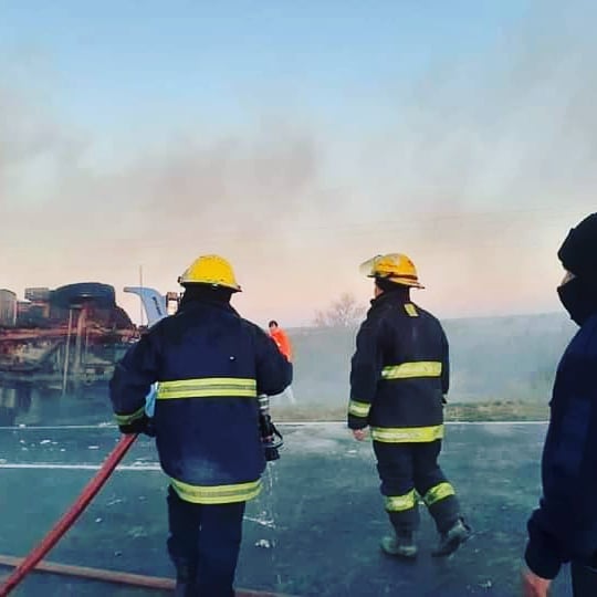 Mercedes: Camión volcó y se incendió la carga de algodón que llevaba
