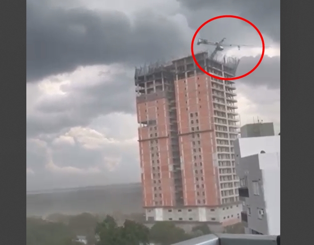 Corrientes: Cayó la grúa de un edificio por los fuertes vientos