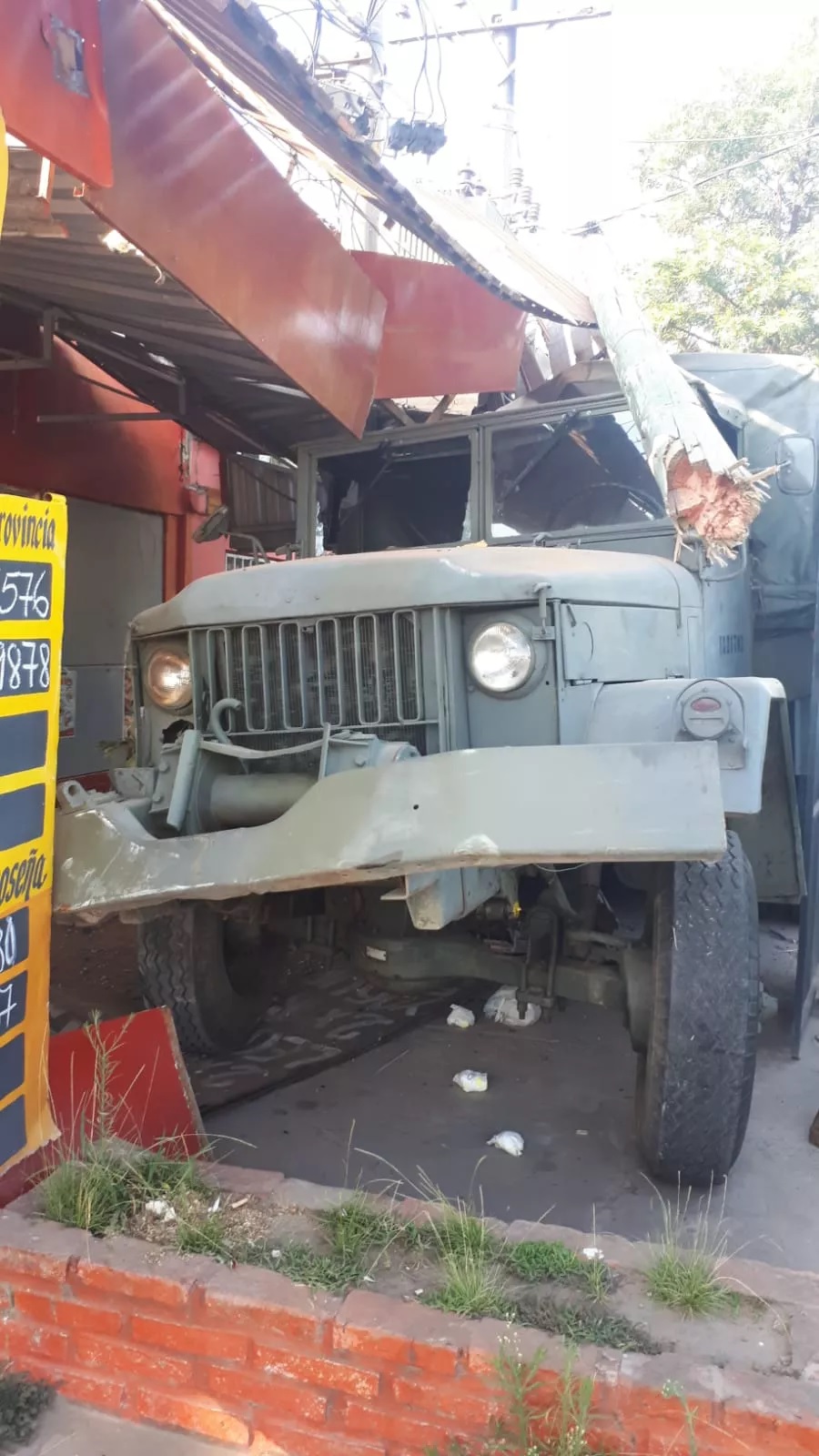 Chaco: Un camión del Ejército impactó contra un comercio