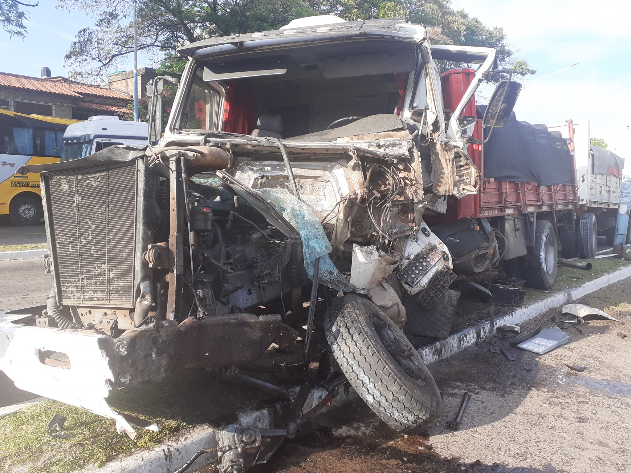 Corrientes: camión rompió la dirección y quedó destruido en Av. 3 de Abril