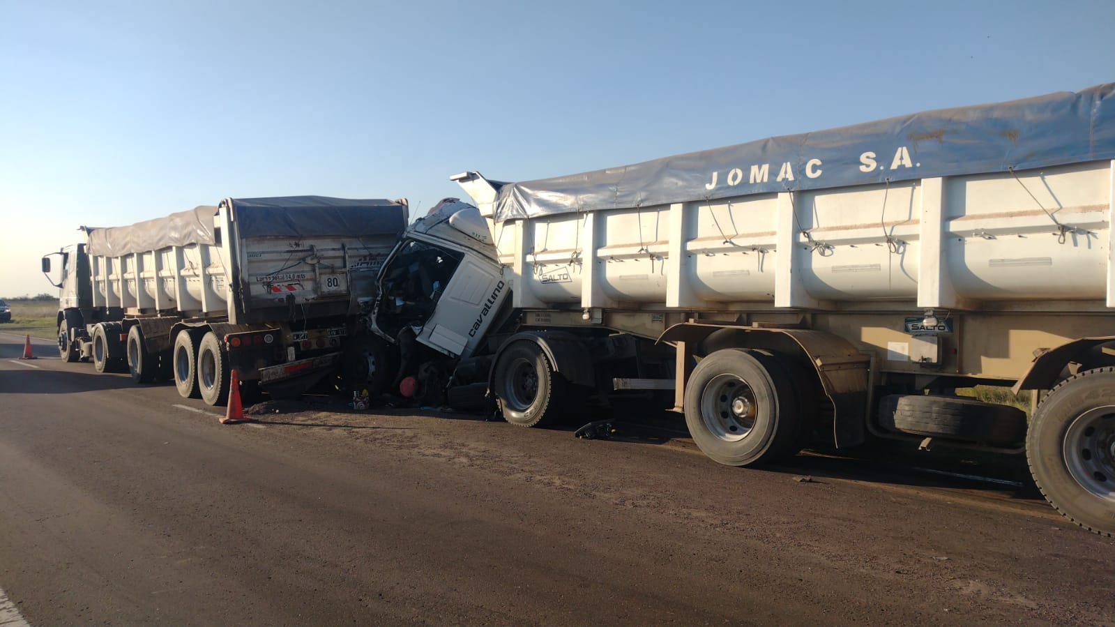Mercedes: Conductor fue rescatado tras choque entre dos camiones