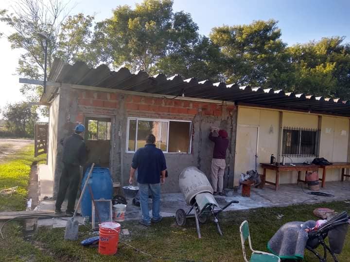 Esquina: Alumnos y docentes de una escuela rural construyen un nuevo salón