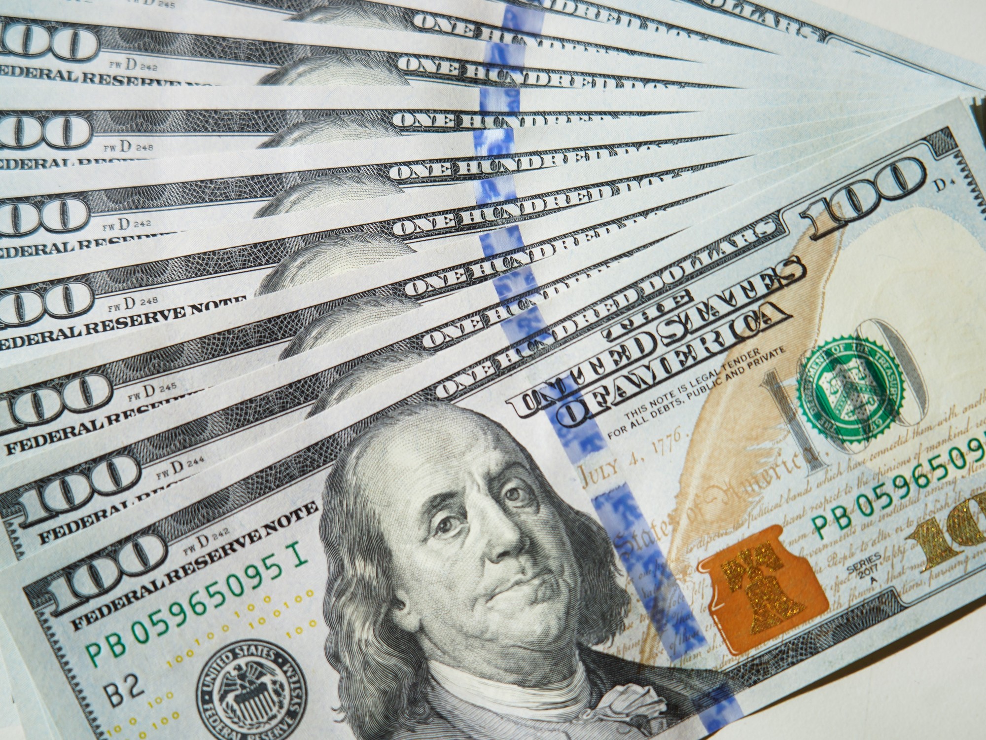Economía: el Gobierno levanta el cepo y el dólar oficial flotará entre $ 1.000 y $ 1.400