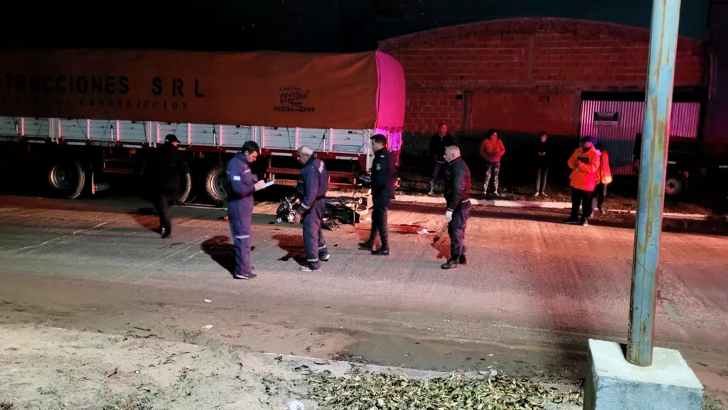Accidente grave en Esquina: un motocilista contra un camión estacionado