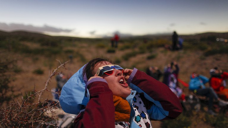Se hizo de noche en pleno día: el video del mágico eclipse en Sol en Piedra del Águila