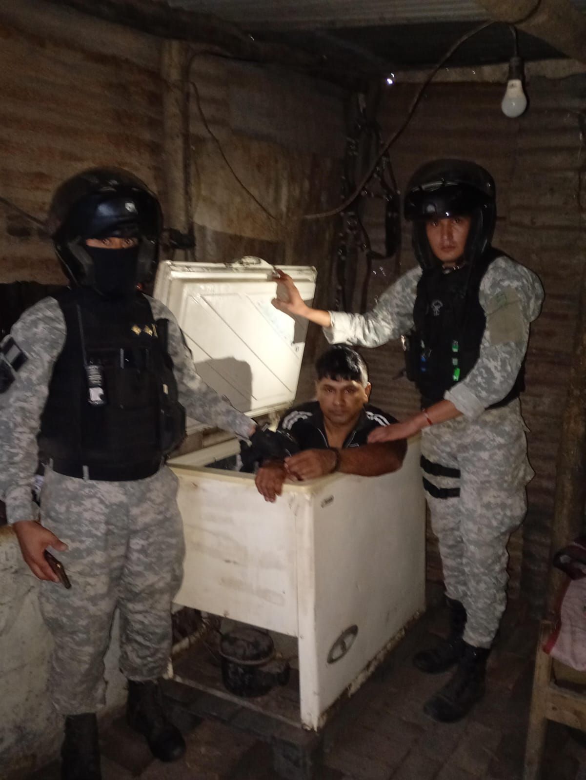 Quitilipi: recapturaron a un prófugo que se escondía dentro de un freezer en una chanchería