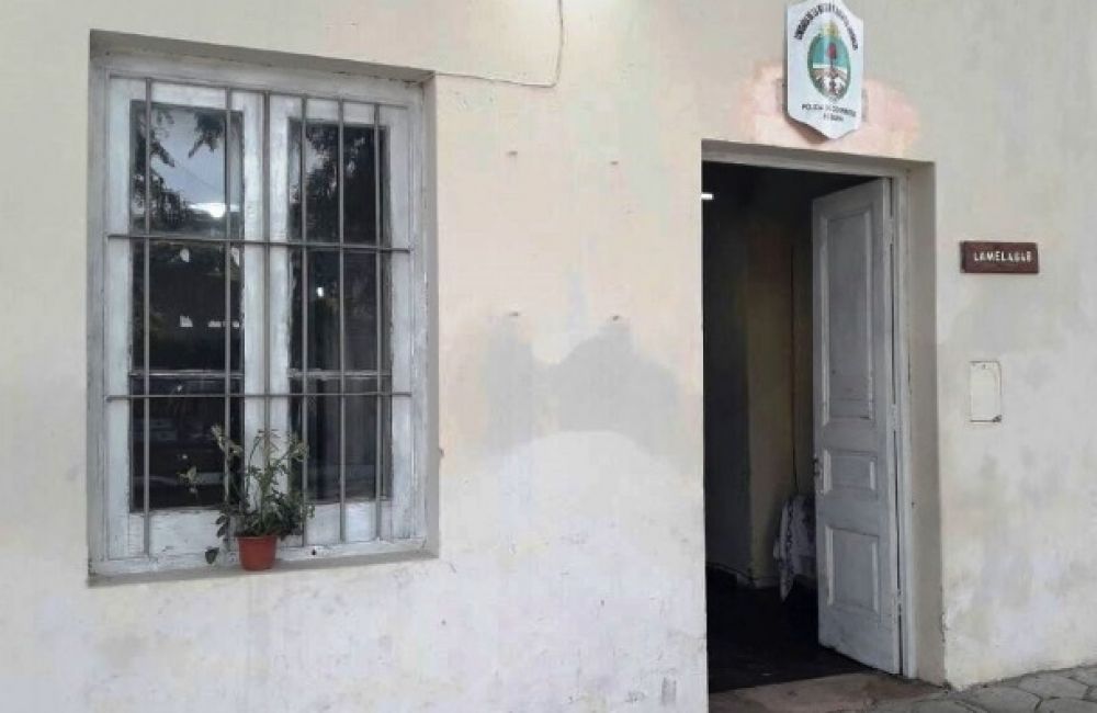 Luego de una paliza, la tomó del cuello e intentó ahogarla en un tacho