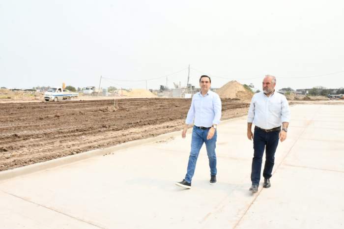Valdés recorrió barrios capitalinos donde la Provincia ejecuta obras viales