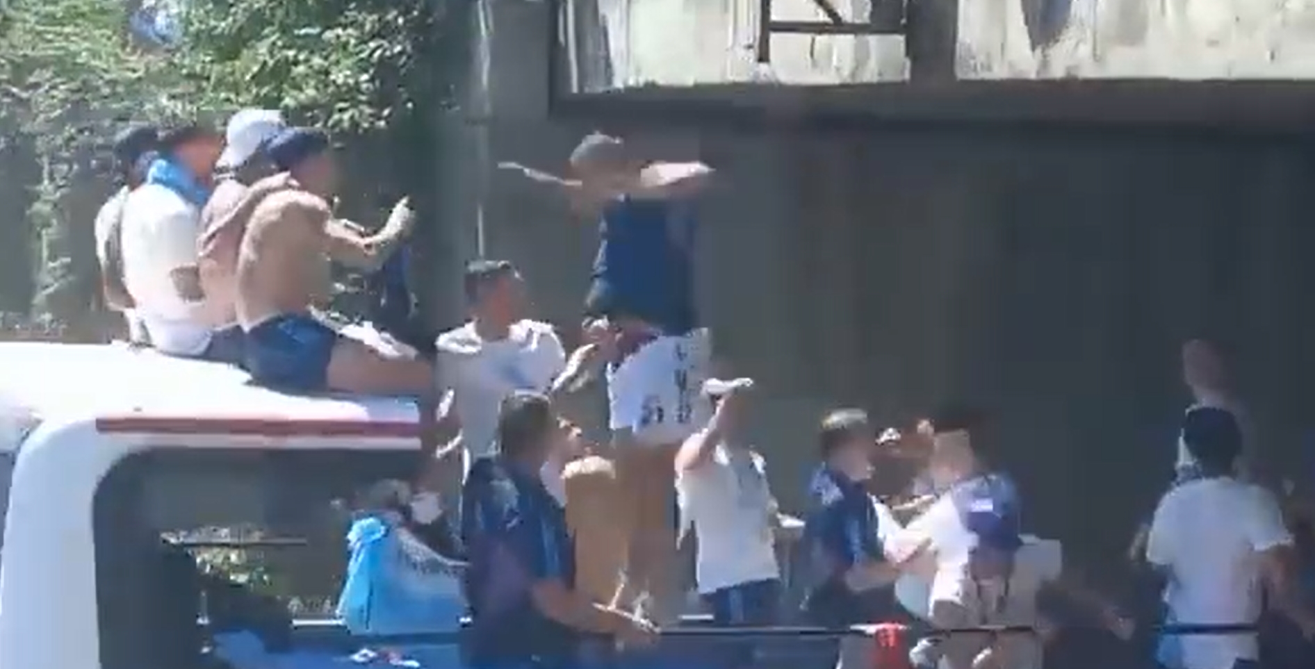 Dos hinchas se tiraron desde un puente al colectivo de la Scaloneta